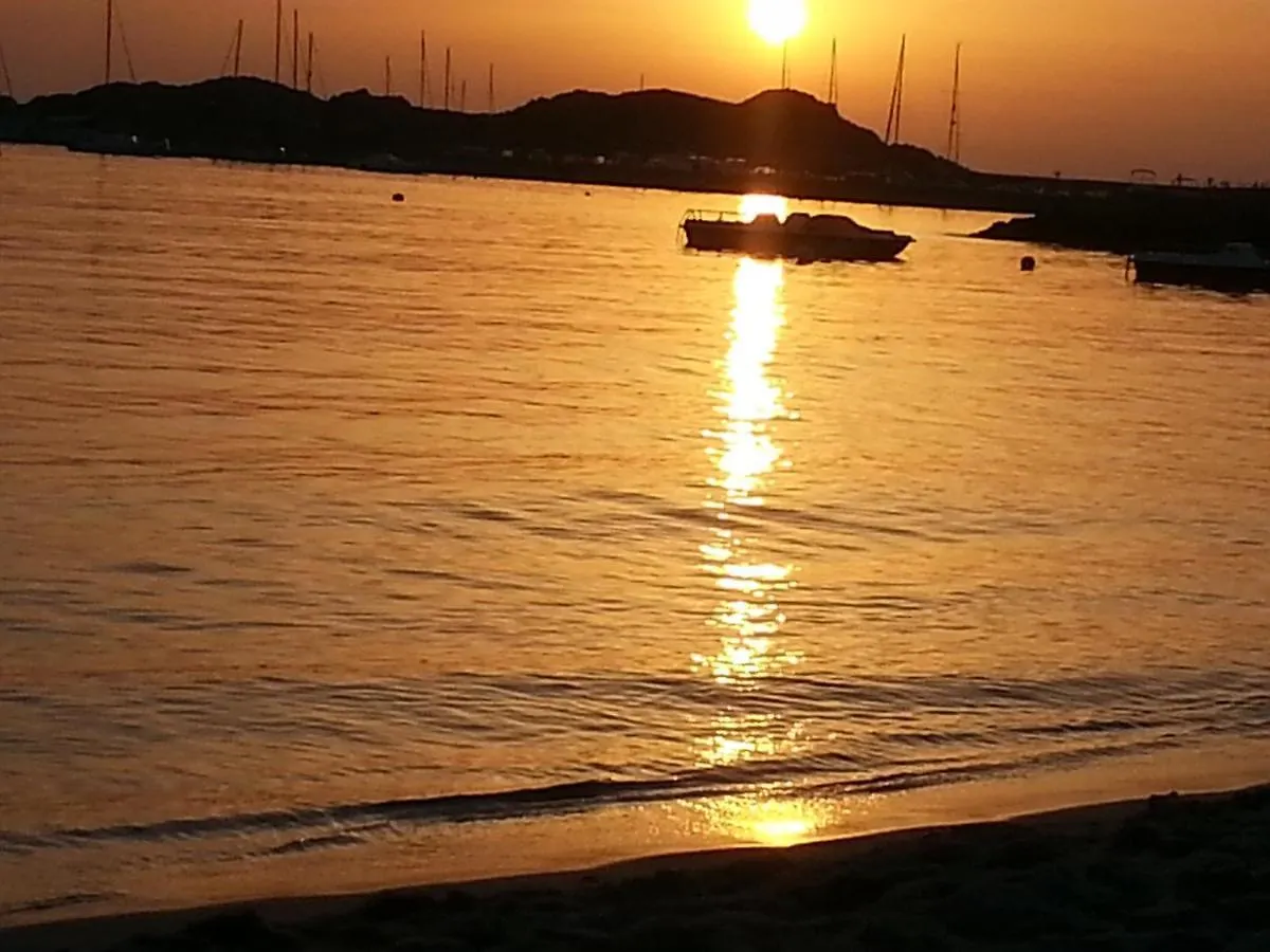 Fronte Mare Attico Indipendente Ed Esclusivo Con Terrazza Panoramica Daire Isola Rossa
